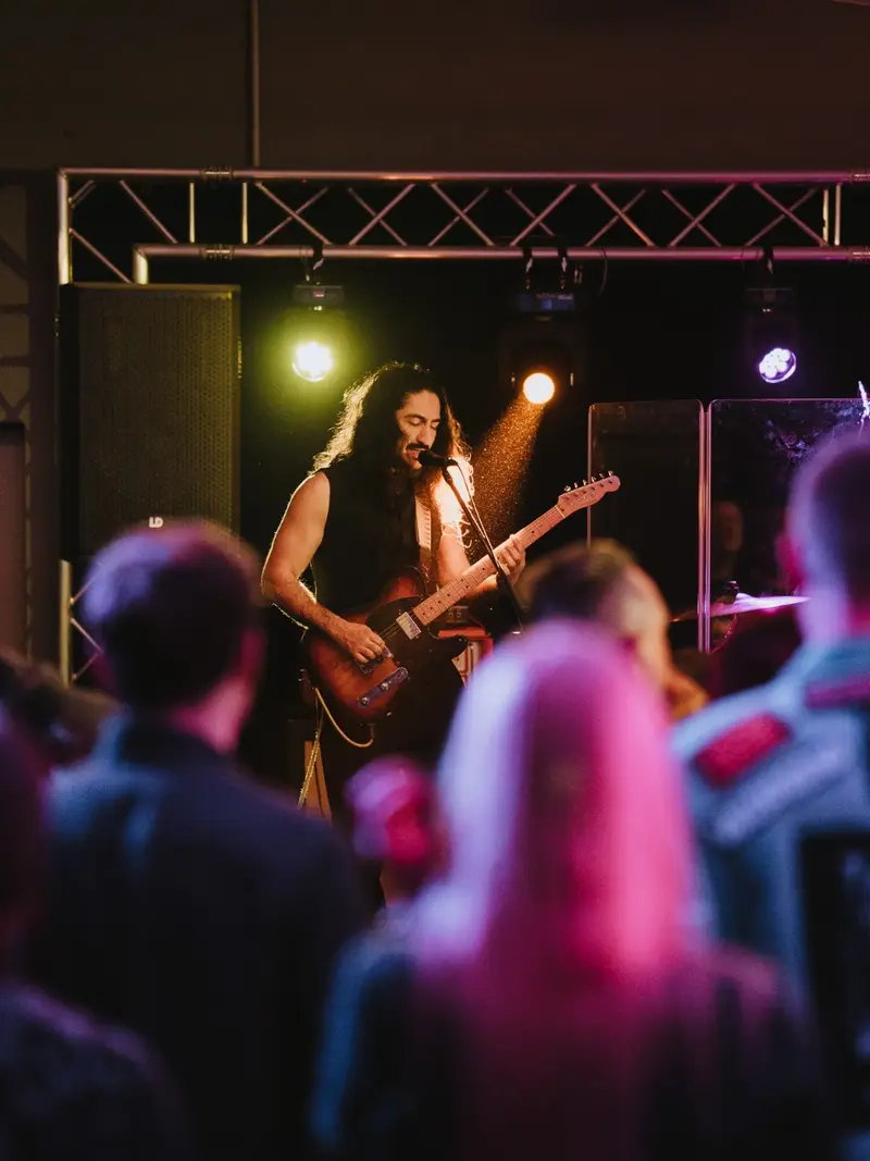 Live-Konzert im KULT61: Band auf der Bühne vor dem Publikum