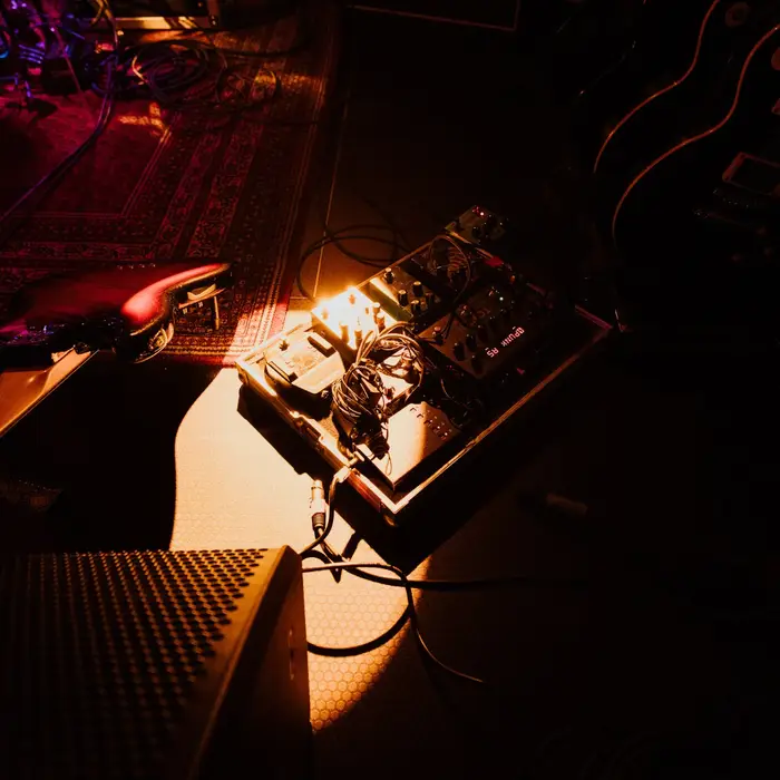Technik-Pult im warmen Bühnenlicht bei einer Veranstaltung im KULT61