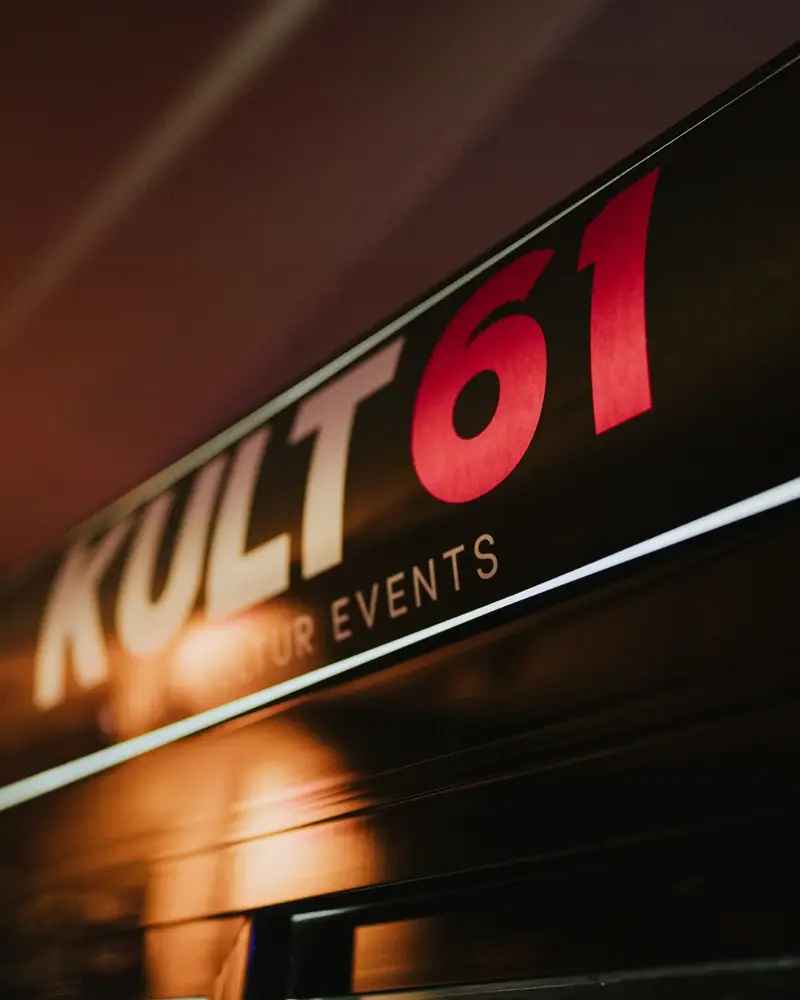 KULT61-Leuchtschrift mit dem Claim Kunst Kultur Events