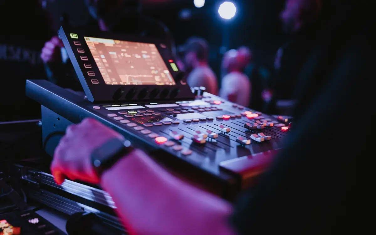 Hand am digitalen Mischpult mit Touchscreen bei einem Konzert im KULT61