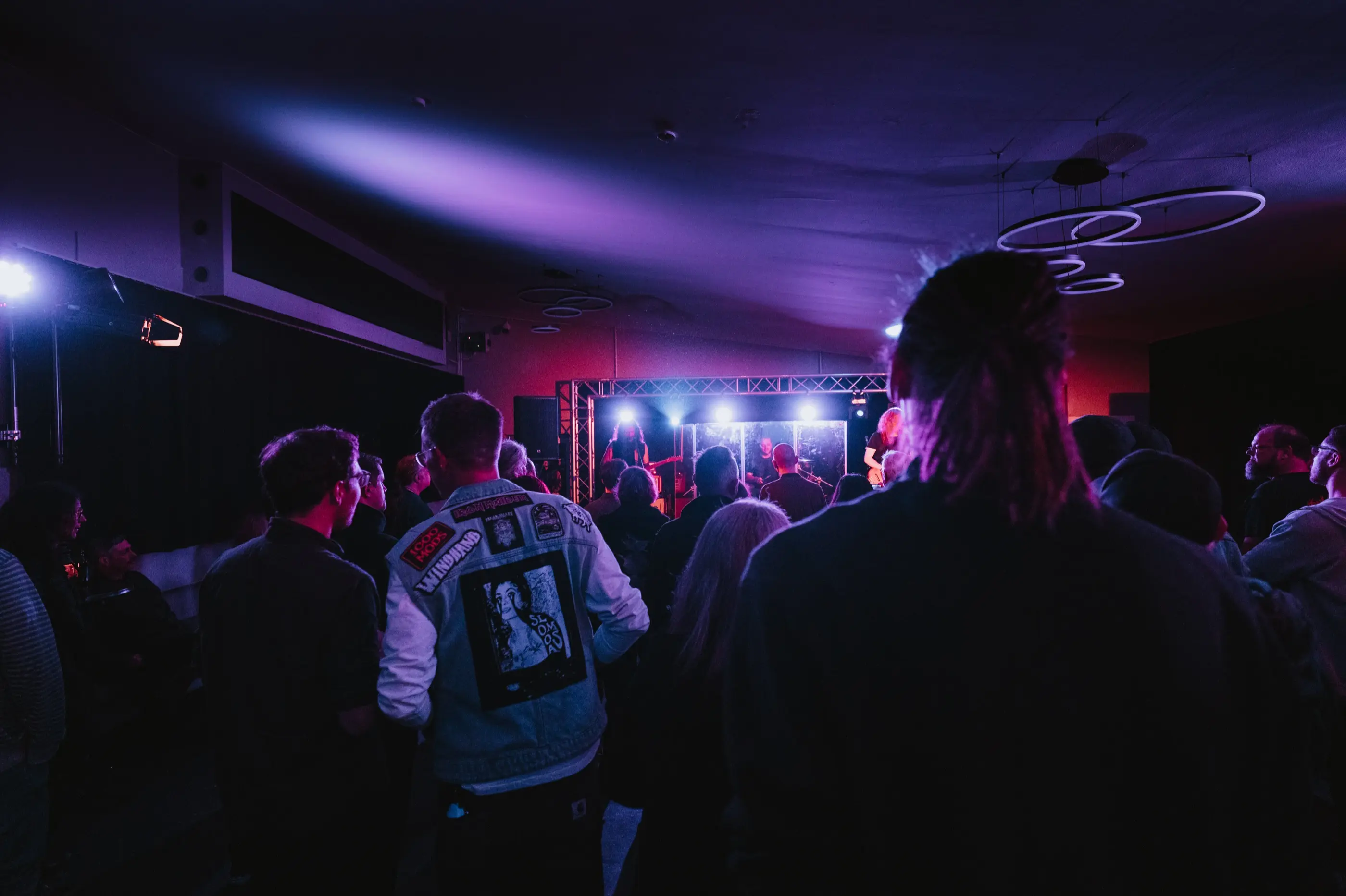 Publikum vor der Bühne im KULT61, Konzert in lila und blauem Licht