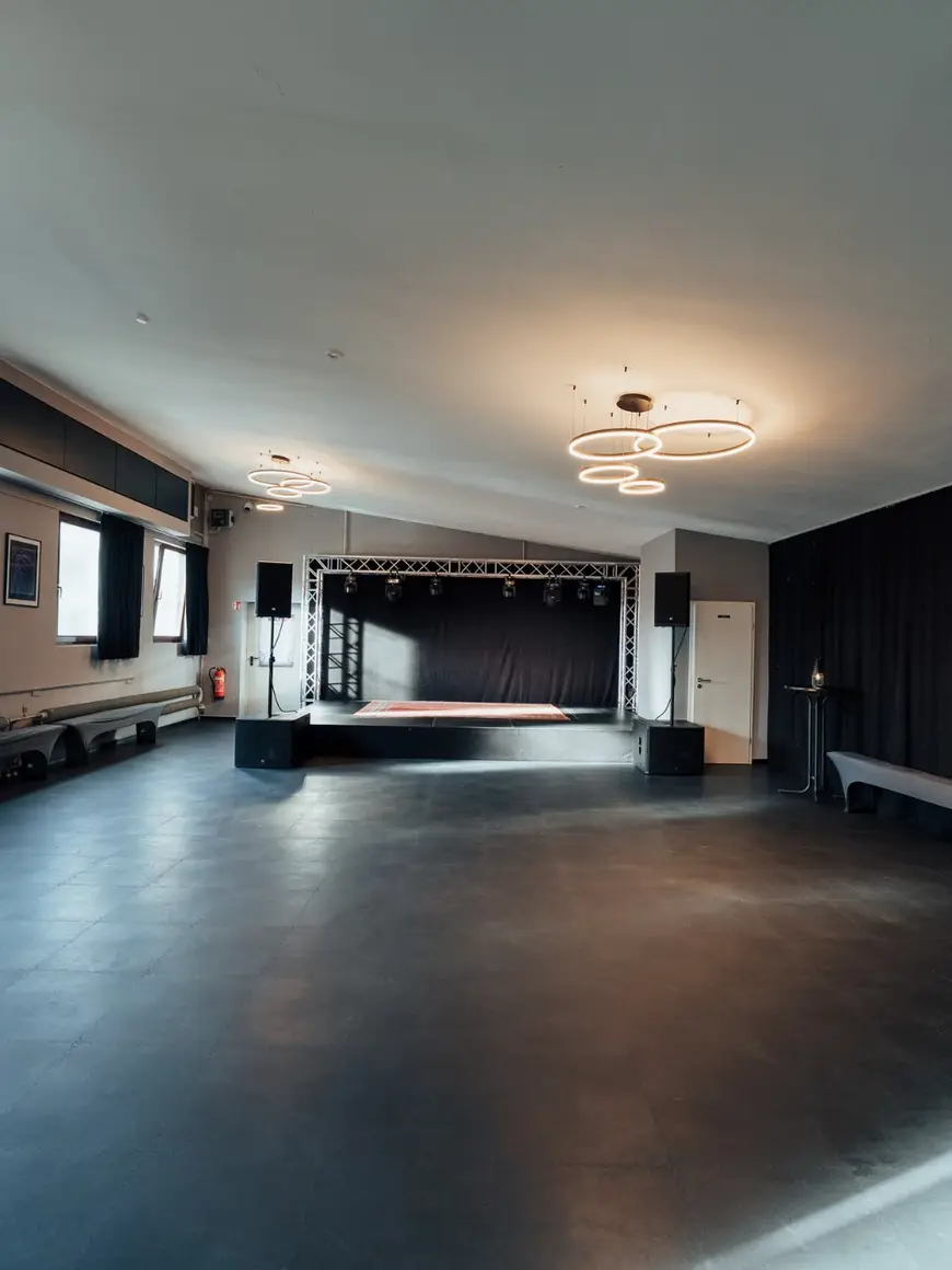 Der Saal des KULT61 mit Bühne und Tanzfläche