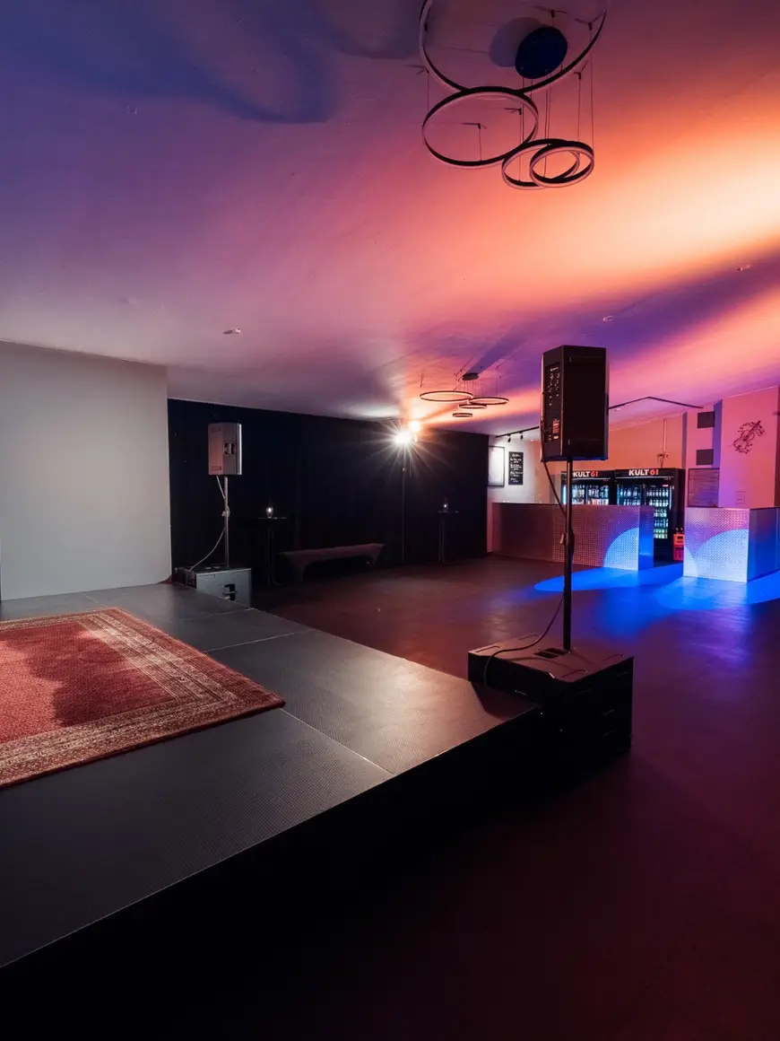 Bühne im KULT61 mit Teppich und Lichttechnik