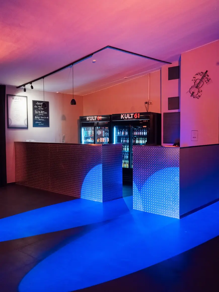 Theke im KULT61, der Raum in blauem Licht